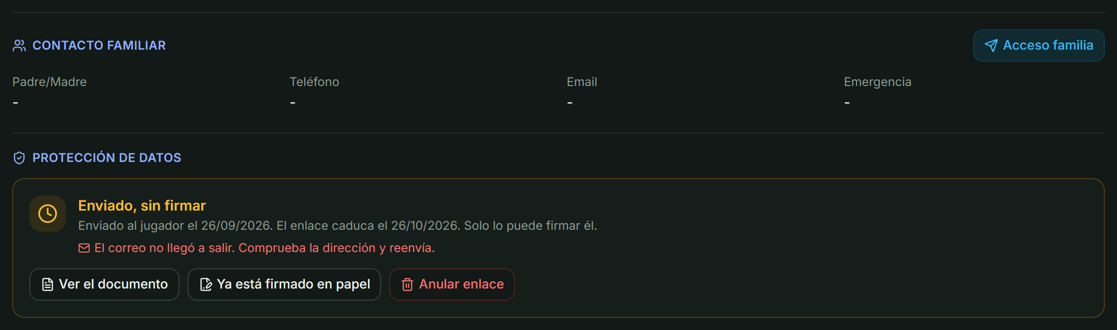 Ficha de un jugador de 14 años: Contacto familiar con «Acceso familia» y el bloque Protección de datos «Enviado, sin firmar: enviado al jugador… Solo lo puede firmar él», el aviso de que el correo no llegó a salir y los botones Ver el documento, Ya está firmado en papel y Anular enlace.