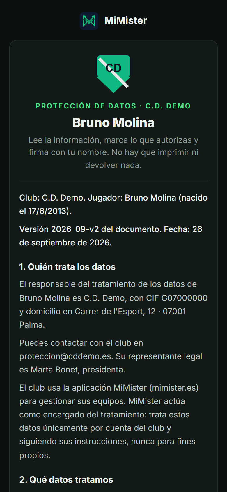 La página de firma en el móvil: escudo del club, «Protección de datos · C.D. Demo», el nombre del jugador y el principio del documento.