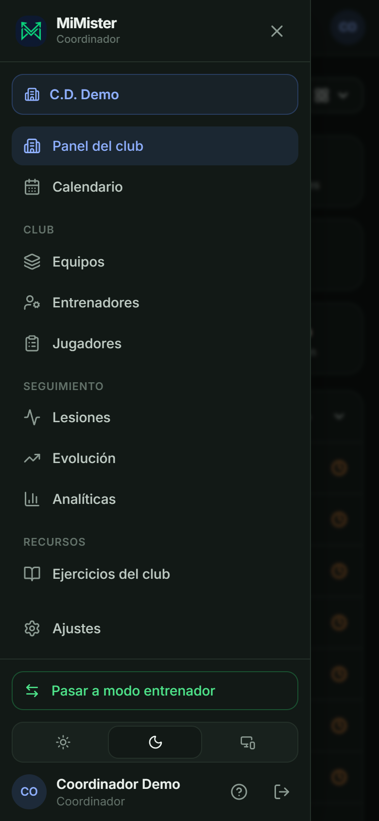 El cajón del menú en el móvil: el club, las secciones agrupadas, «Pasar a modo entrenador», el selector de tema y el usuario.
