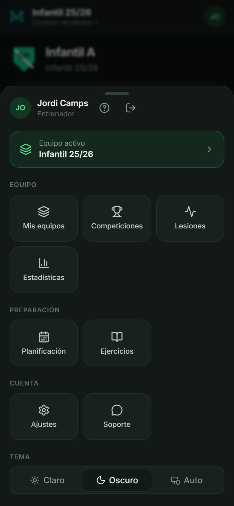 La hoja «Más» abierta: equipo activo, accesos agrupados en Equipo, Preparación y Cuenta, y el selector de tema.